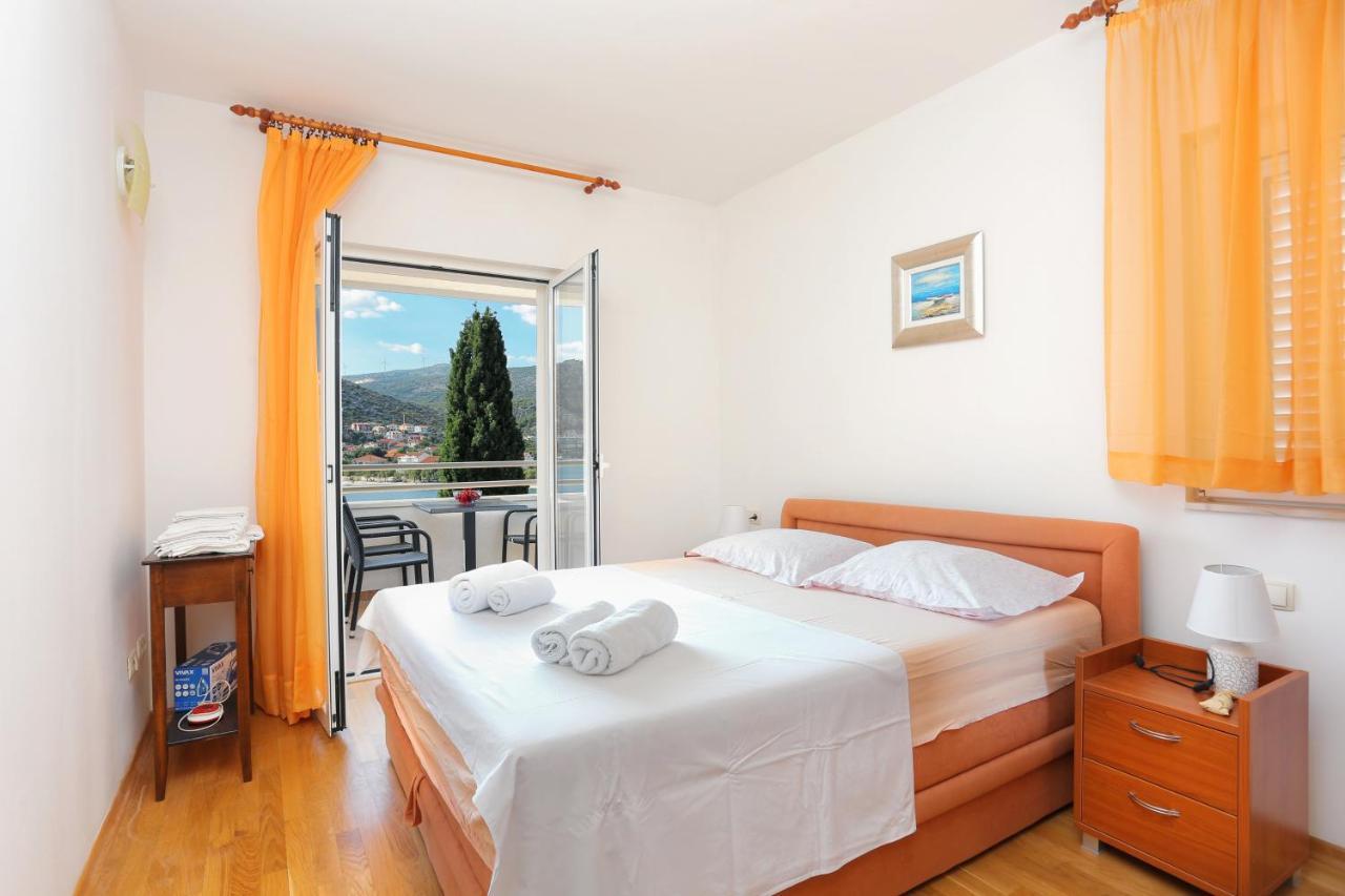 Apartments By The Sea Seget Vranjica, Trogir - 13771 מראה חיצוני תמונה